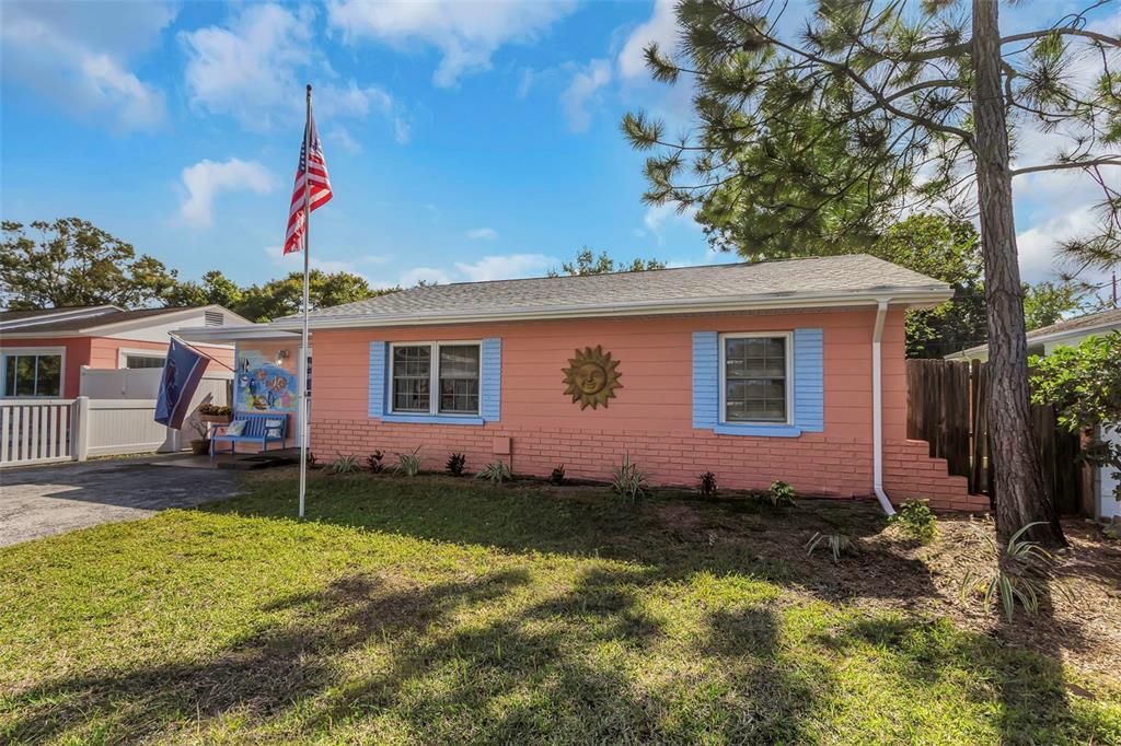 For Sale: $349,900 (2 beds, 1 baths, 1078 Square Feet)