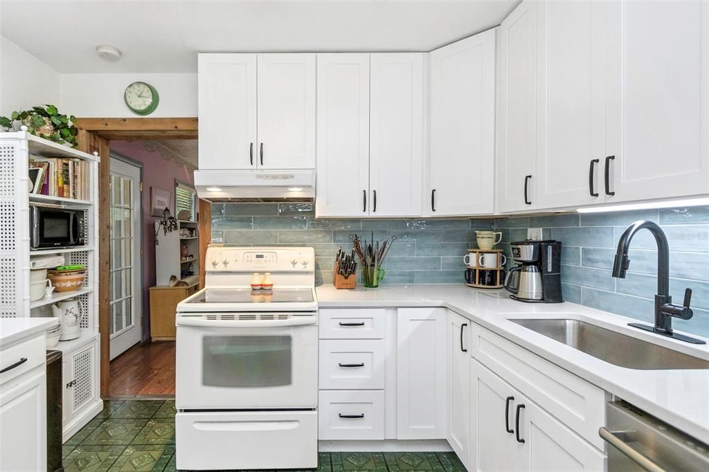 For Sale: $349,900 (2 beds, 1 baths, 1078 Square Feet)