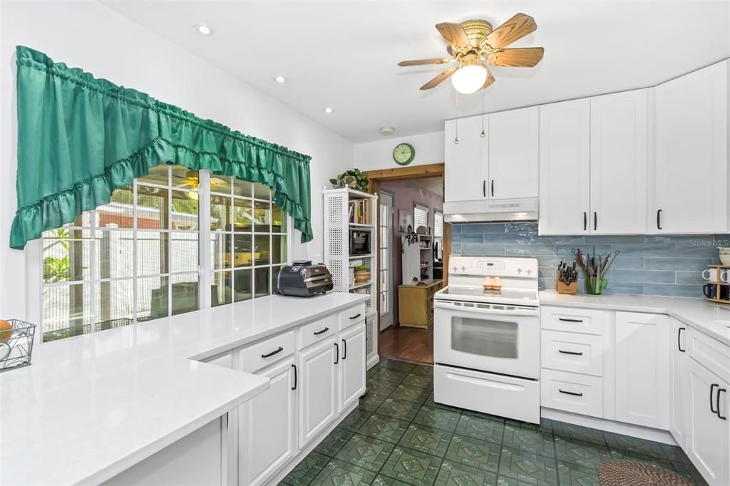 For Sale: $349,900 (2 beds, 1 baths, 1078 Square Feet)
