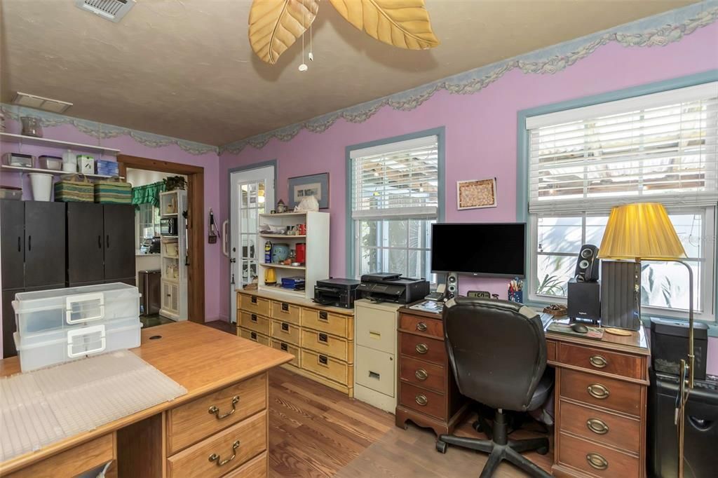 For Sale: $349,900 (2 beds, 1 baths, 1078 Square Feet)