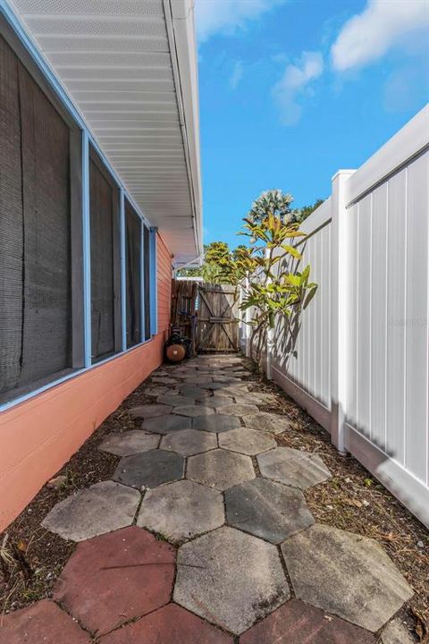 For Sale: $349,900 (2 beds, 1 baths, 1078 Square Feet)