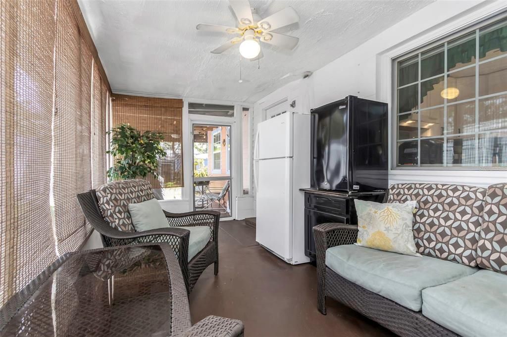 For Sale: $349,900 (2 beds, 1 baths, 1078 Square Feet)