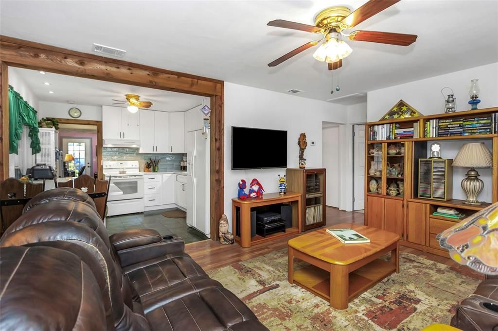 For Sale: $349,900 (2 beds, 1 baths, 1078 Square Feet)