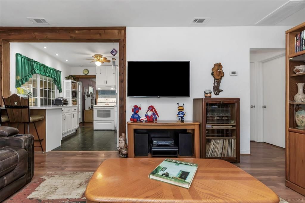 For Sale: $349,900 (2 beds, 1 baths, 1078 Square Feet)