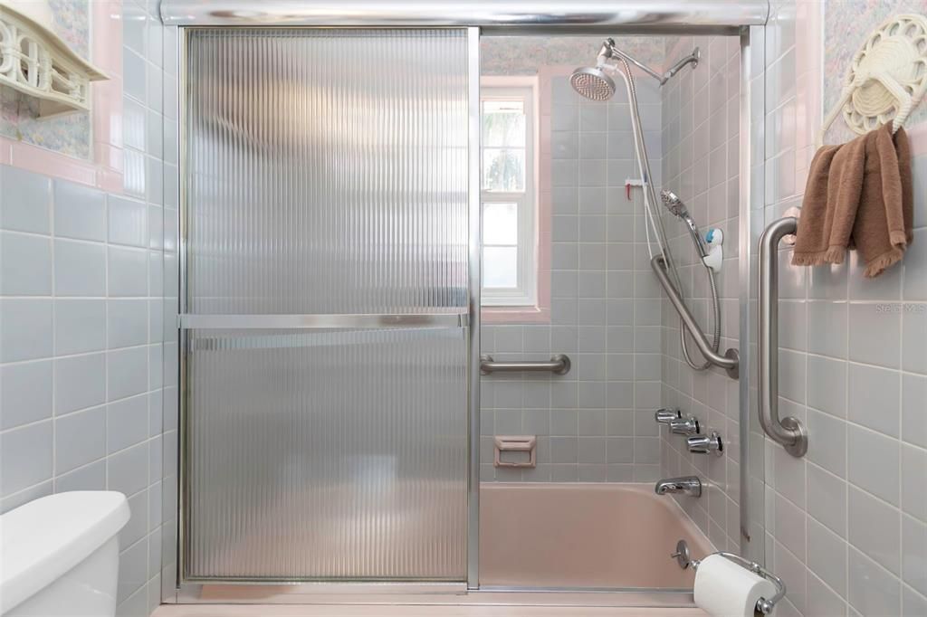 For Sale: $349,900 (2 beds, 1 baths, 1078 Square Feet)