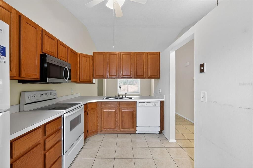 Active With Contract: $199,900 (2 beds, 2 baths, 1104 Square Feet)