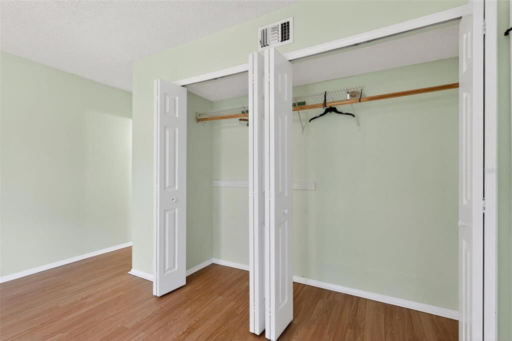 Active With Contract: $199,900 (2 beds, 2 baths, 1104 Square Feet)