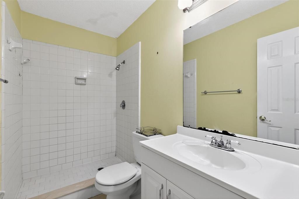 Active With Contract: $199,900 (2 beds, 2 baths, 1104 Square Feet)