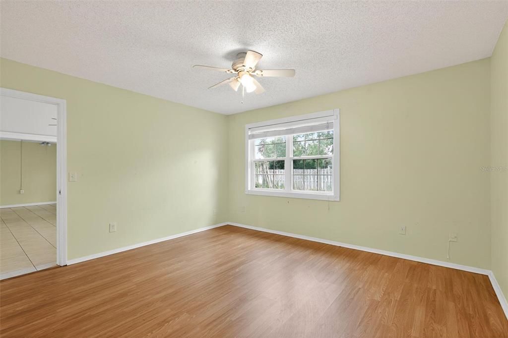 Active With Contract: $199,900 (2 beds, 2 baths, 1104 Square Feet)