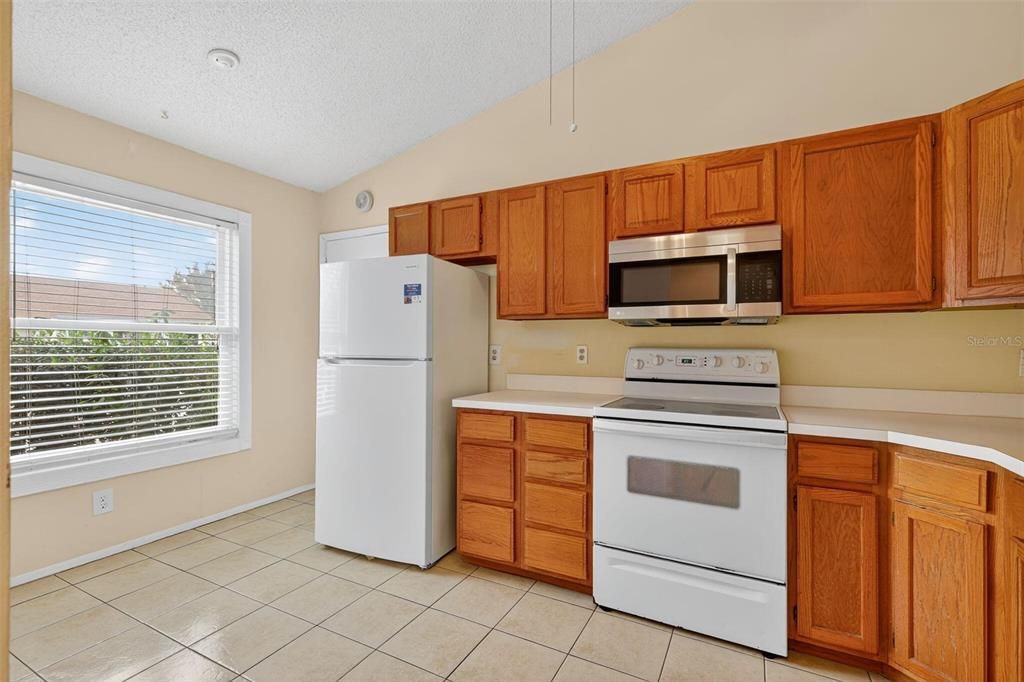 Active With Contract: $199,900 (2 beds, 2 baths, 1104 Square Feet)