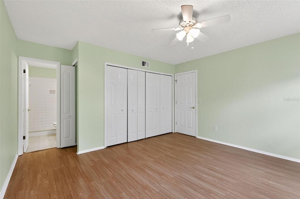 Active With Contract: $199,900 (2 beds, 2 baths, 1104 Square Feet)
