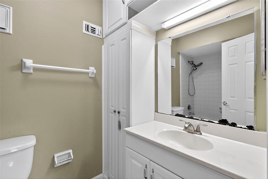 Active With Contract: $199,900 (2 beds, 2 baths, 1104 Square Feet)