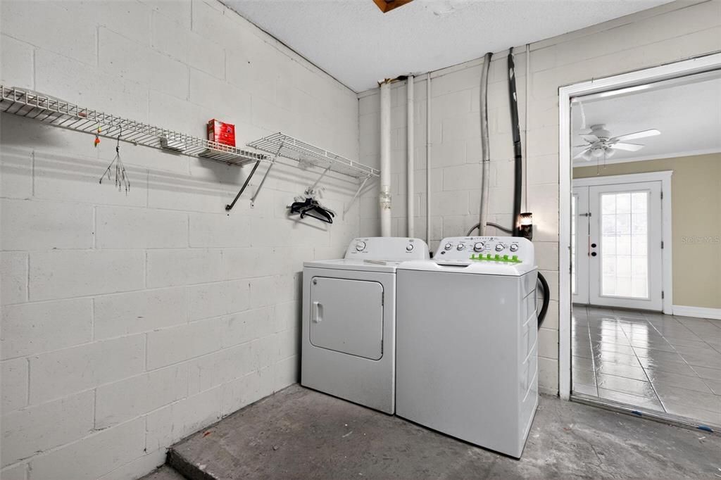 Active With Contract: $199,900 (2 beds, 2 baths, 1104 Square Feet)