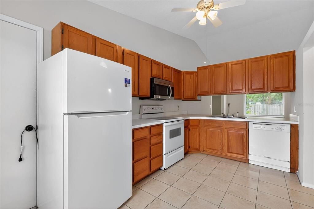 Active With Contract: $199,900 (2 beds, 2 baths, 1104 Square Feet)