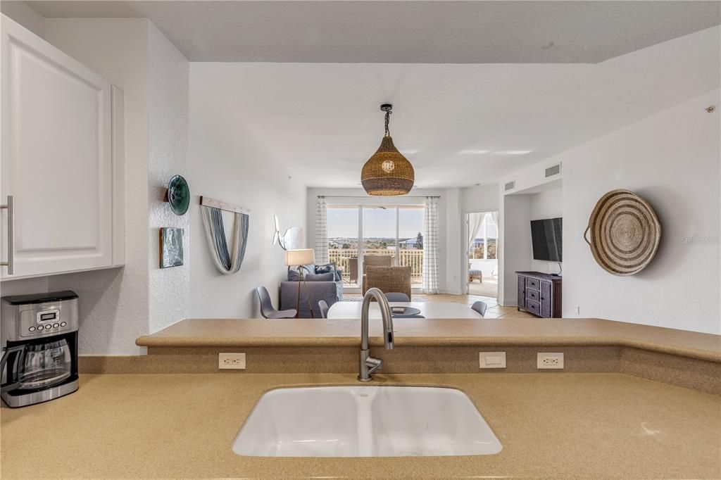 Под контрактом: $645,000 (3 спален, 2 ванн, 1450 Квадратных фут)