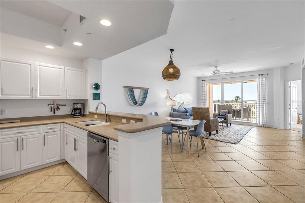 Под контрактом: $645,000 (3 спален, 2 ванн, 1450 Квадратных фут)