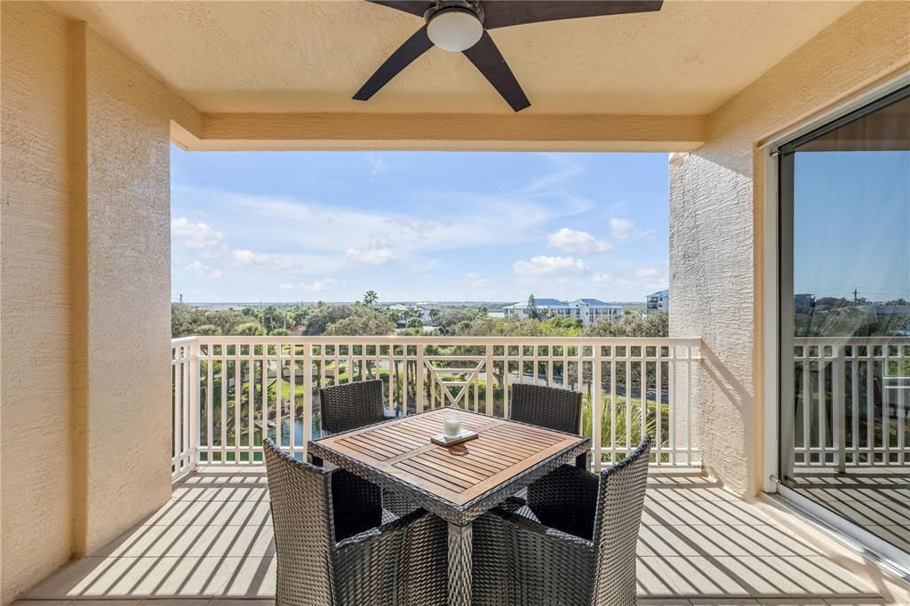 Под контрактом: $645,000 (3 спален, 2 ванн, 1450 Квадратных фут)