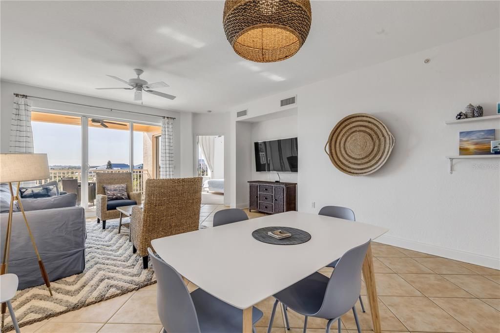 Под контрактом: $645,000 (3 спален, 2 ванн, 1450 Квадратных фут)