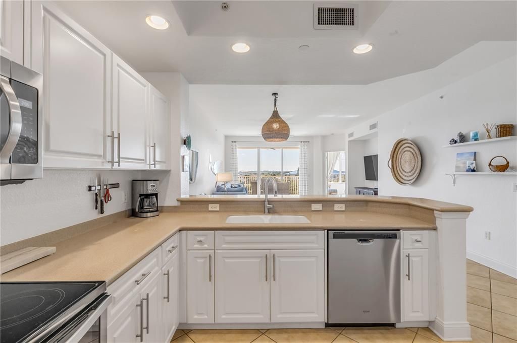 Под контрактом: $645,000 (3 спален, 2 ванн, 1450 Квадратных фут)