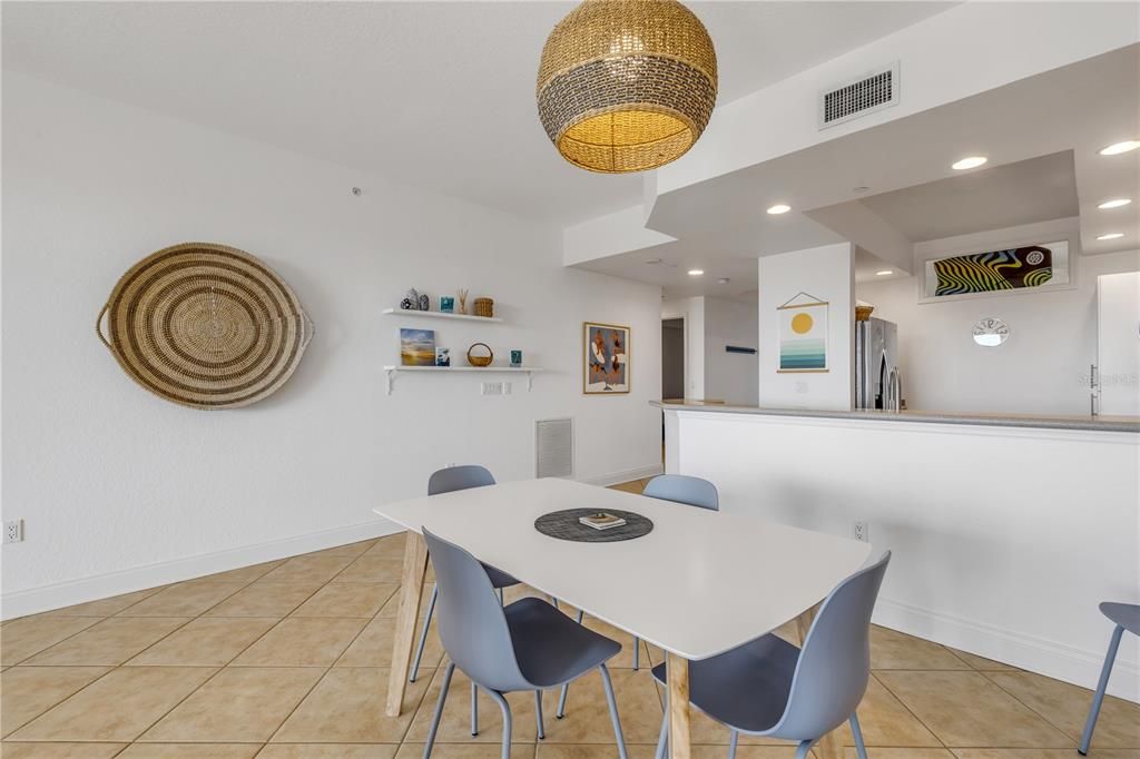 Под контрактом: $645,000 (3 спален, 2 ванн, 1450 Квадратных фут)