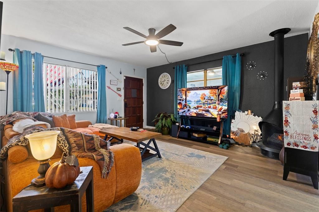 Active With Contract: $289,701 (2 beds, 1 baths, 899 Square Feet)