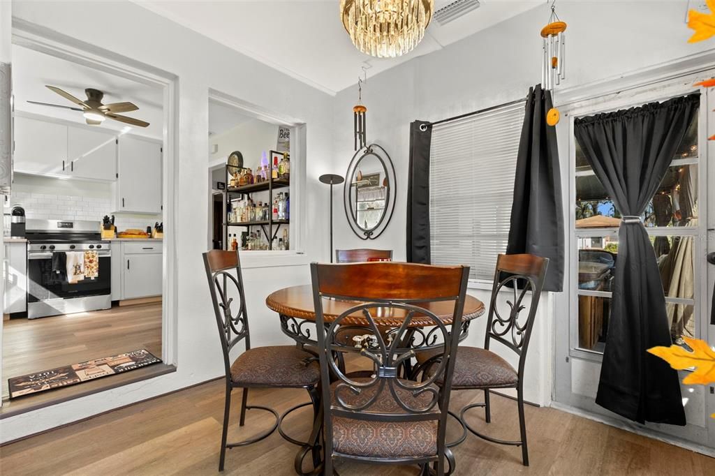 Active With Contract: $289,701 (2 beds, 1 baths, 899 Square Feet)