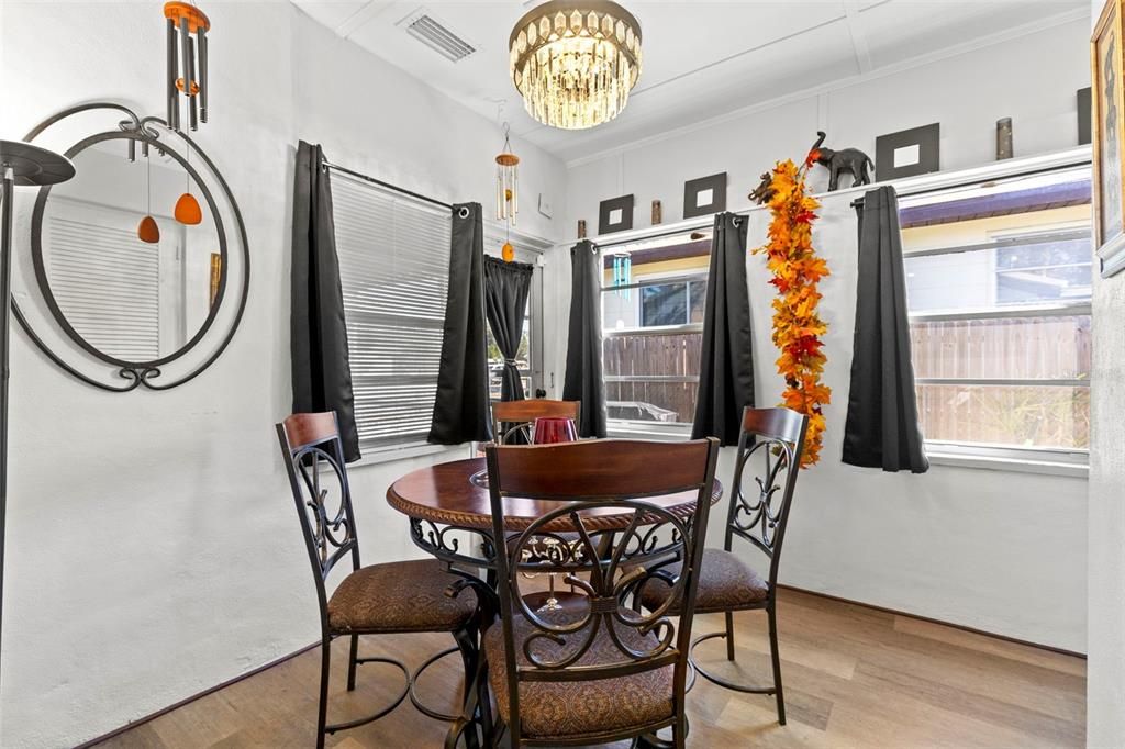 Active With Contract: $289,701 (2 beds, 1 baths, 899 Square Feet)