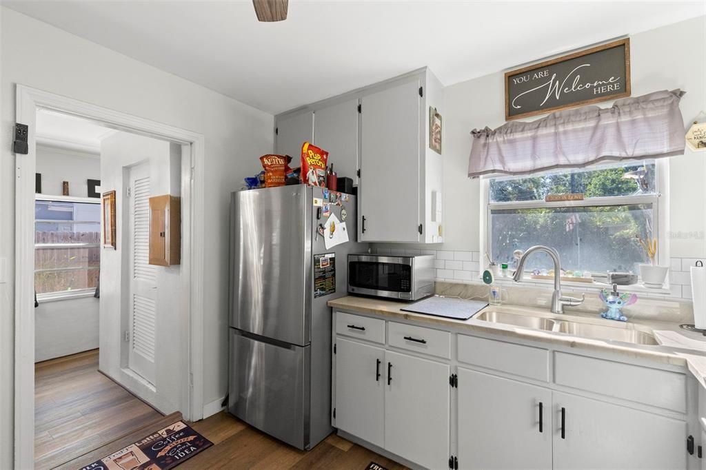 Active With Contract: $289,701 (2 beds, 1 baths, 899 Square Feet)