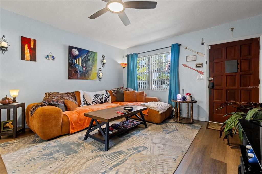 Active With Contract: $289,701 (2 beds, 1 baths, 899 Square Feet)