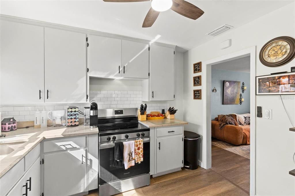 Active With Contract: $289,701 (2 beds, 1 baths, 899 Square Feet)