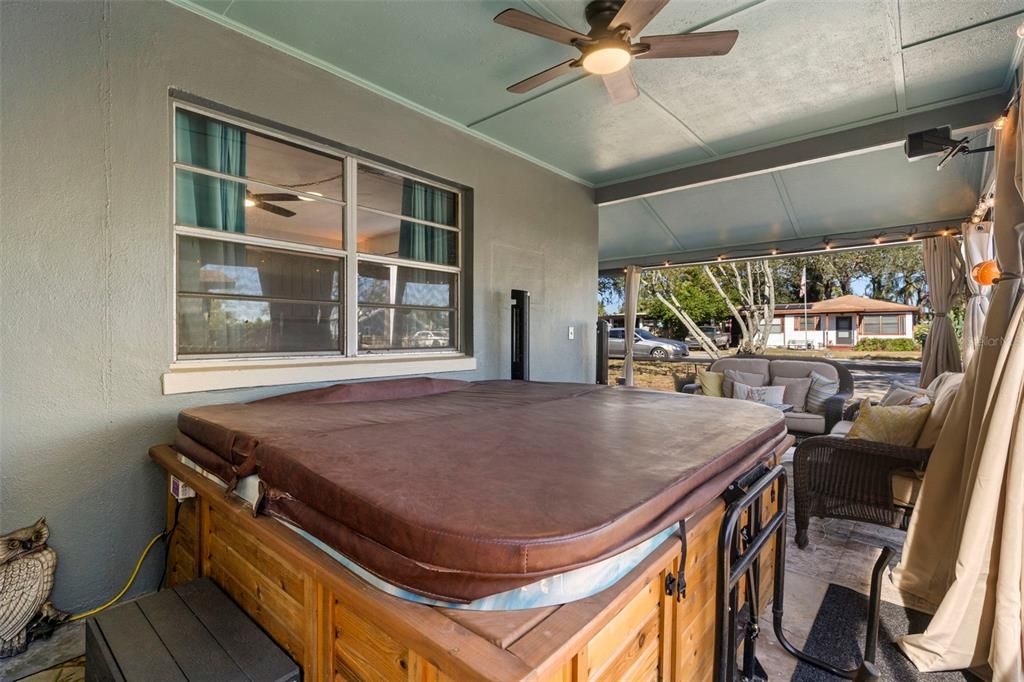 Active With Contract: $289,701 (2 beds, 1 baths, 899 Square Feet)