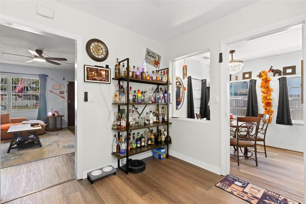 Active With Contract: $289,701 (2 beds, 1 baths, 899 Square Feet)