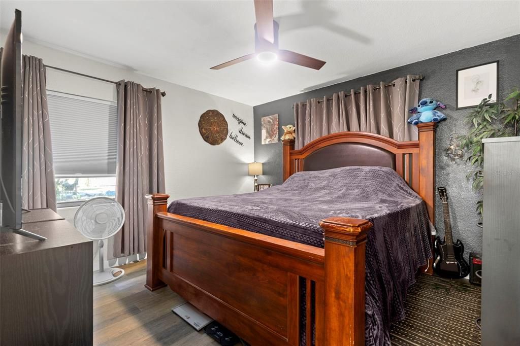 Active With Contract: $289,701 (2 beds, 1 baths, 899 Square Feet)