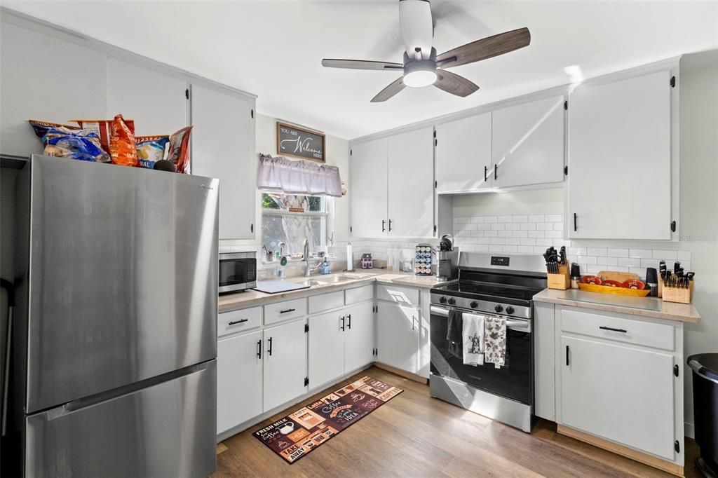 Active With Contract: $289,701 (2 beds, 1 baths, 899 Square Feet)