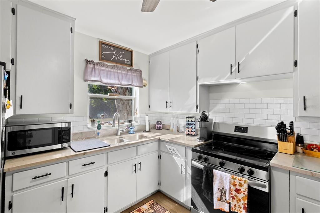 Active With Contract: $289,701 (2 beds, 1 baths, 899 Square Feet)