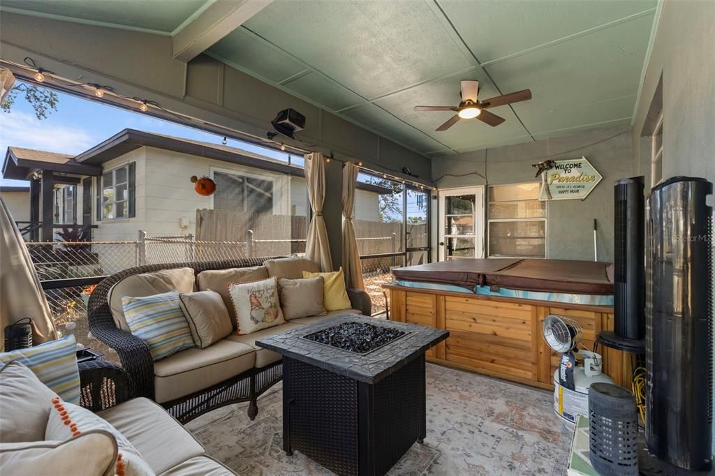 Active With Contract: $289,701 (2 beds, 1 baths, 899 Square Feet)