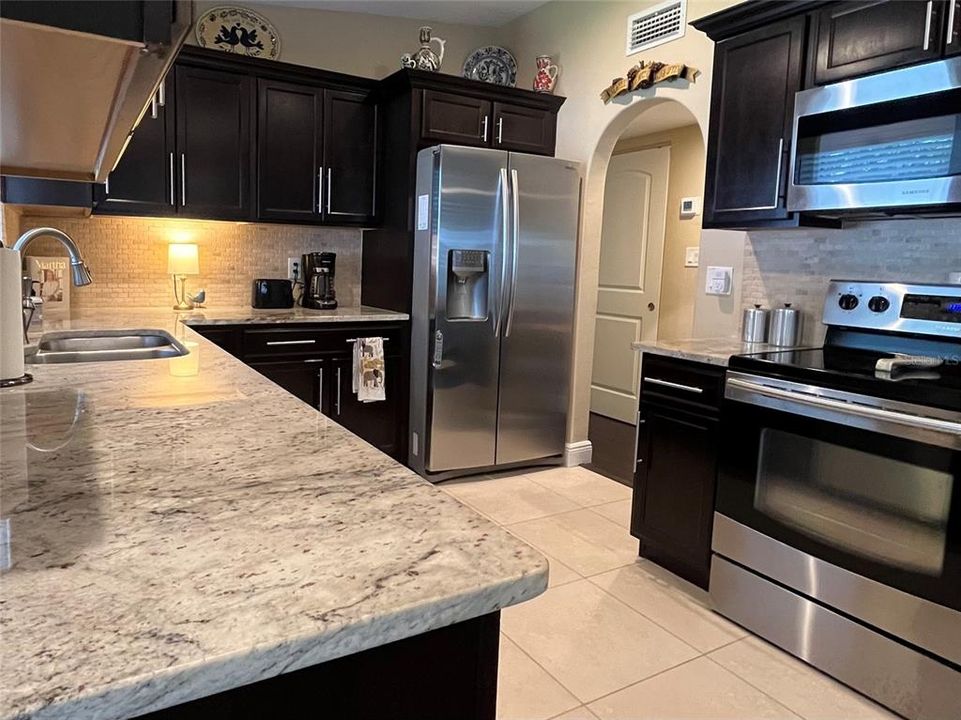 Active With Contract: $407,700 (3 beds, 2 baths, 1408 Square Feet)