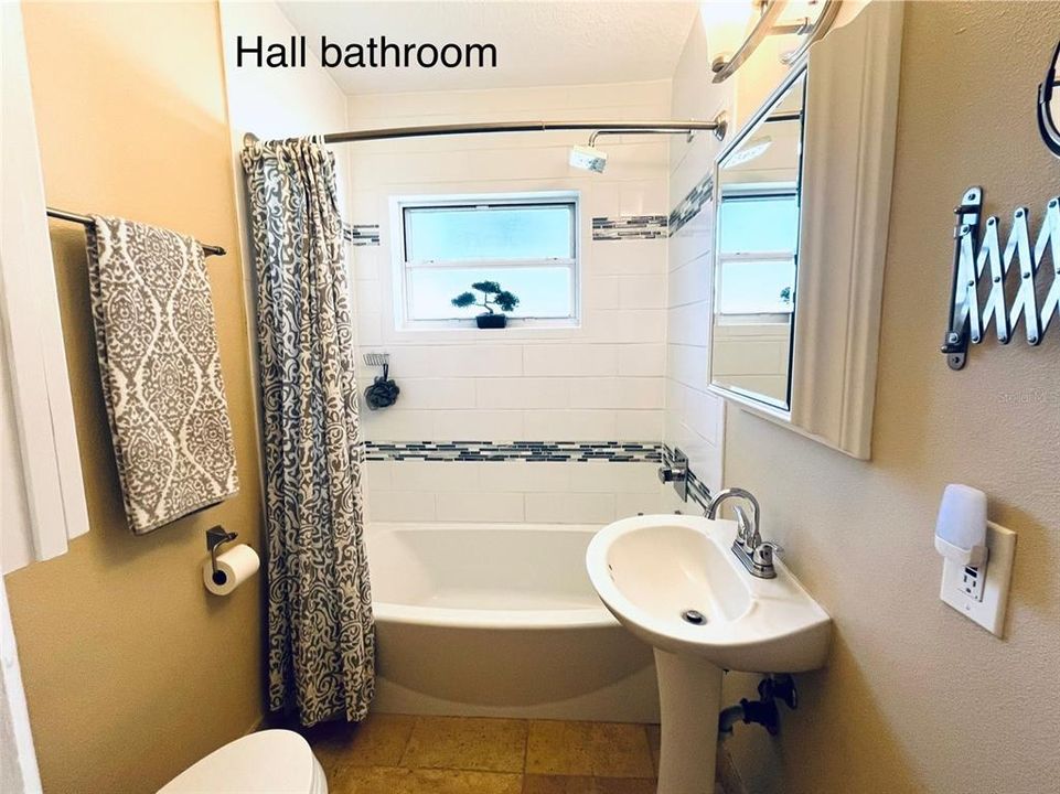 Active With Contract: $407,700 (3 beds, 2 baths, 1408 Square Feet)