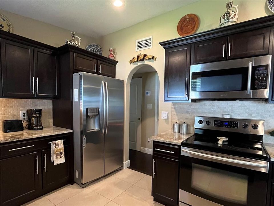 Active With Contract: $407,700 (3 beds, 2 baths, 1408 Square Feet)