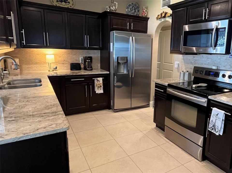 Active With Contract: $407,700 (3 beds, 2 baths, 1408 Square Feet)