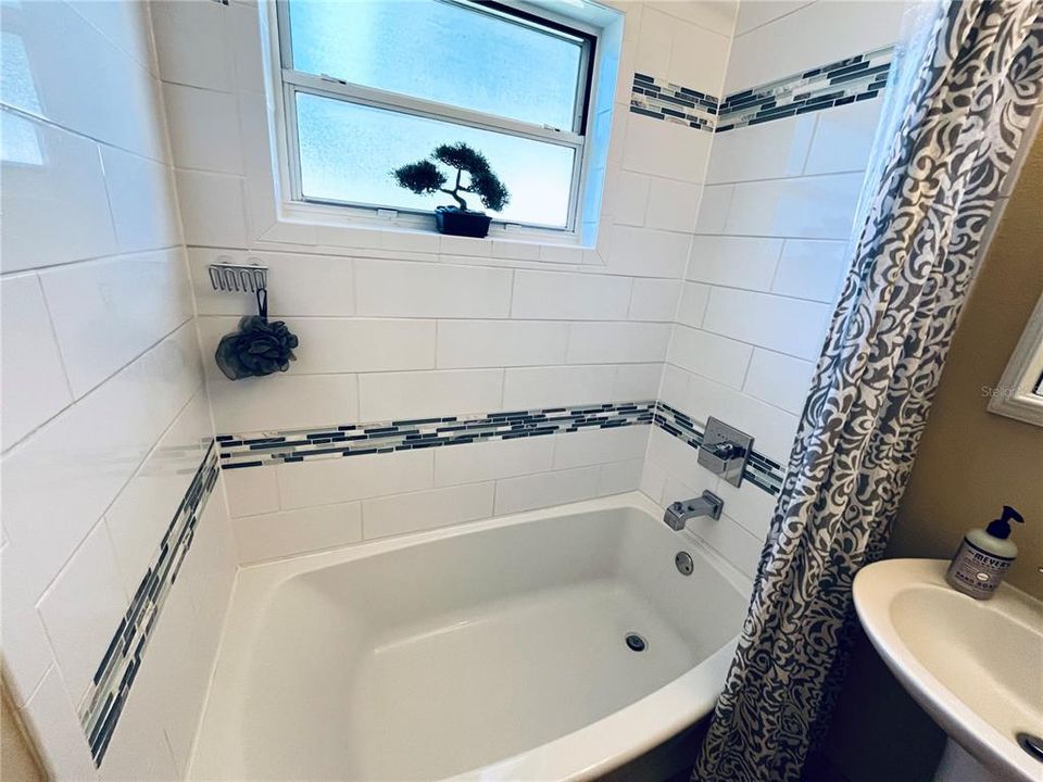 Active With Contract: $407,700 (3 beds, 2 baths, 1408 Square Feet)