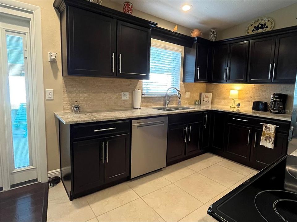 Active With Contract: $407,700 (3 beds, 2 baths, 1408 Square Feet)