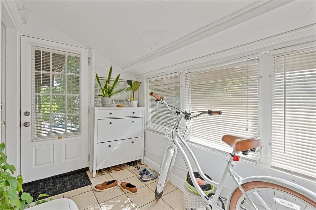 На продажу: $1,100,000 (6 спален, 0 ванн, 2326 Квадратных фут)