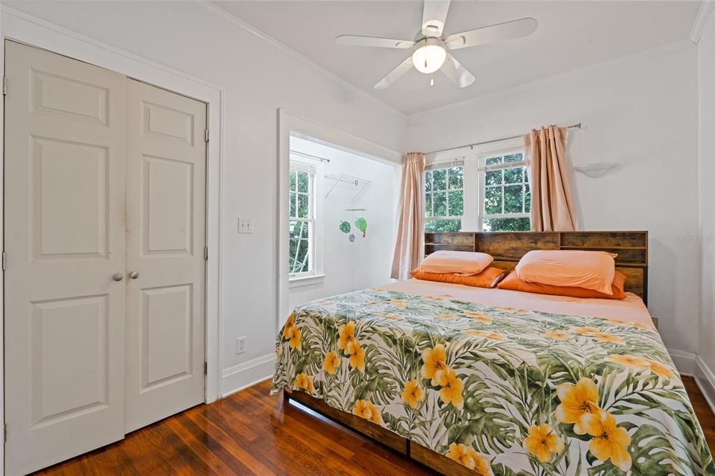 На продажу: $1,100,000 (6 спален, 0 ванн, 2326 Квадратных фут)