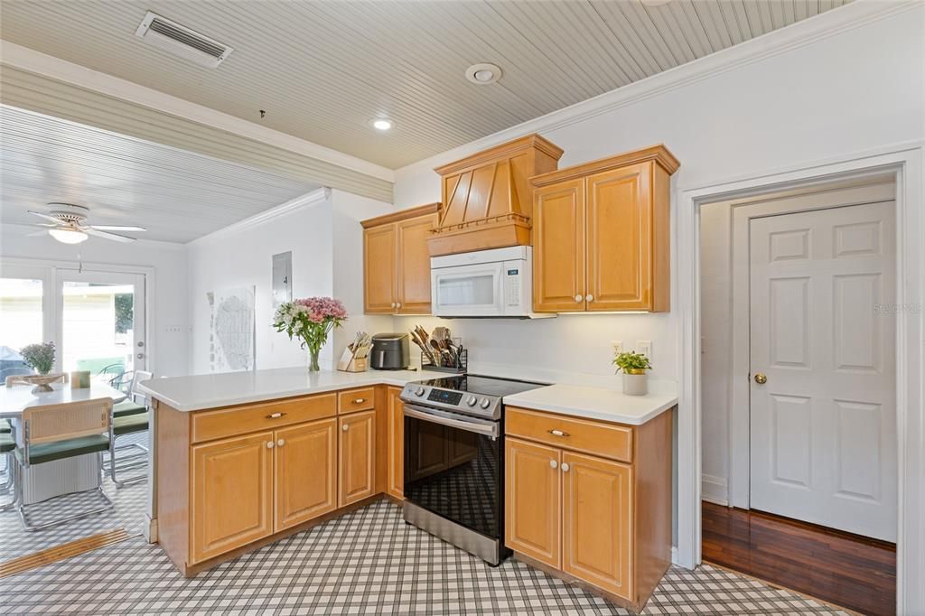 На продажу: $1,100,000 (6 спален, 0 ванн, 2326 Квадратных фут)