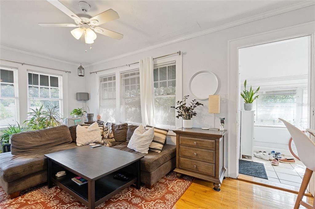 На продажу: $1,100,000 (6 спален, 0 ванн, 2326 Квадратных фут)