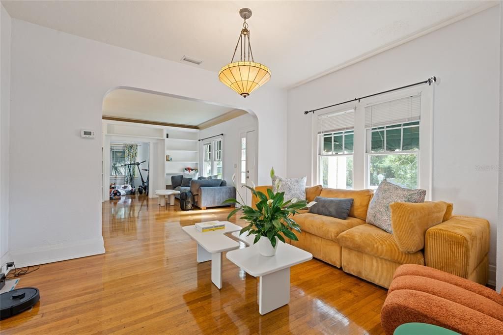 На продажу: $1,100,000 (6 спален, 0 ванн, 2326 Квадратных фут)