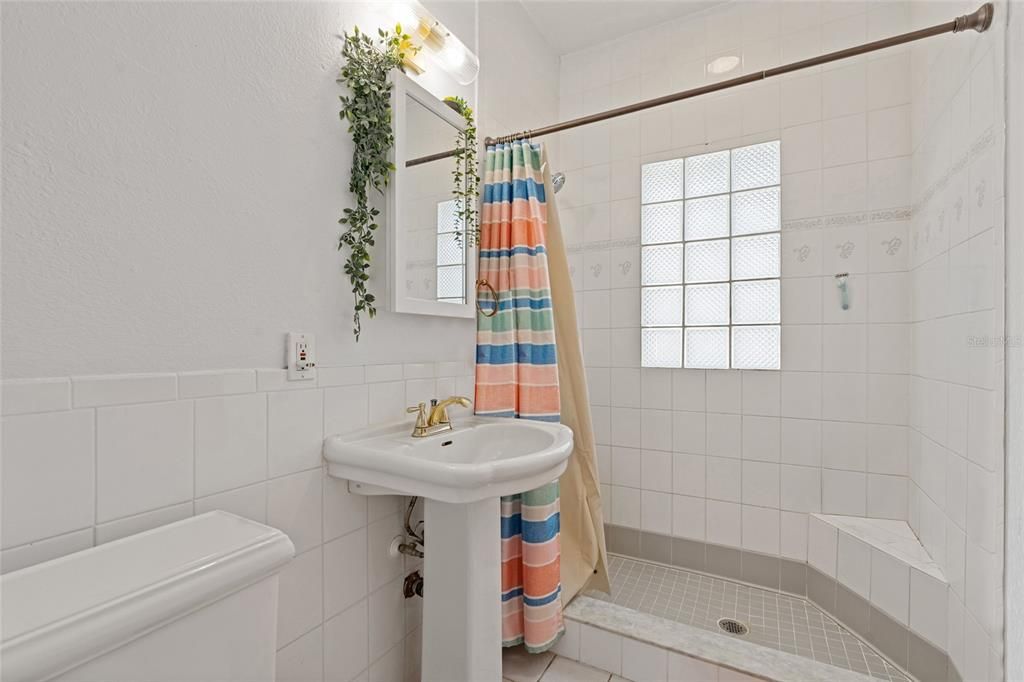 На продажу: $1,100,000 (6 спален, 0 ванн, 2326 Квадратных фут)