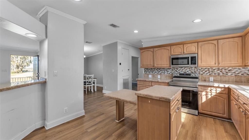 For Sale: $299,900 (3 beds, 2 baths, 1800 Square Feet)