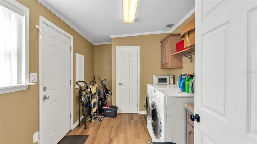 For Sale: $299,900 (3 beds, 2 baths, 1800 Square Feet)